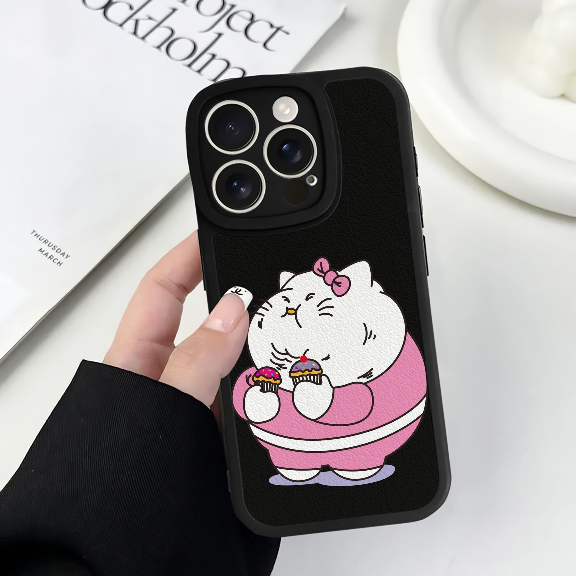 （画像用） Hello Kitty ハローキティ 【iPhone 16シリーズ対応】シリコンスマホケース（レザー調） 材質：シリコン